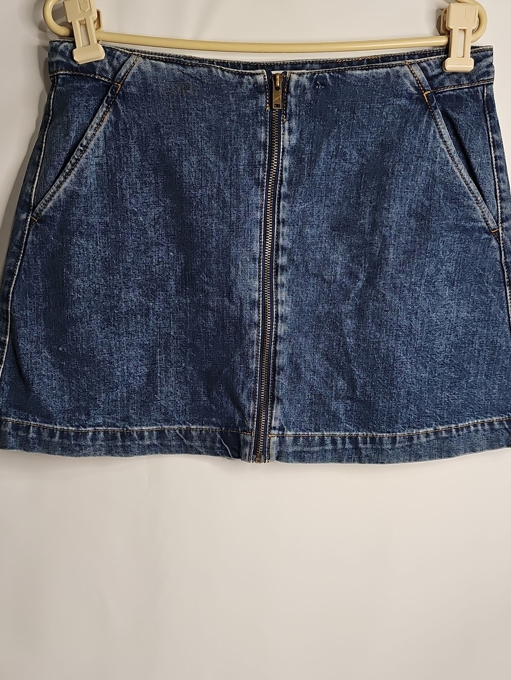 Zara Midrise Mini Skirt .Front Zipper Close .. Front Pocket.